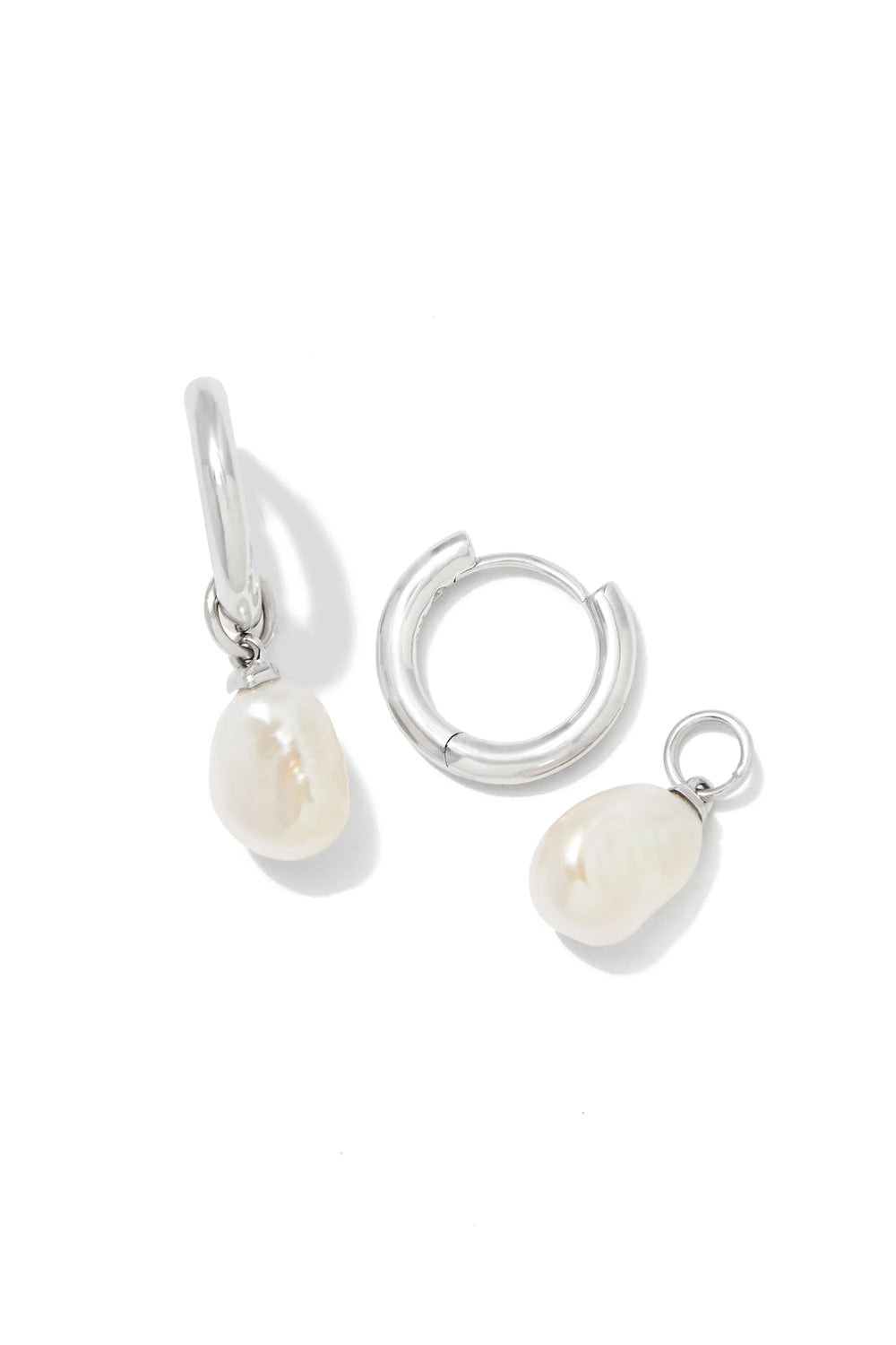 Kendra Scott: Willa Silver Pearl Huggie Earrings - White Pearl | Makk Fashions