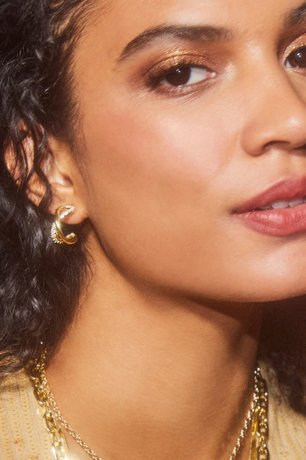 Kendra Scott: Annie Gold Infinity Huggie Earrings - White Crystal | Makk Fashions