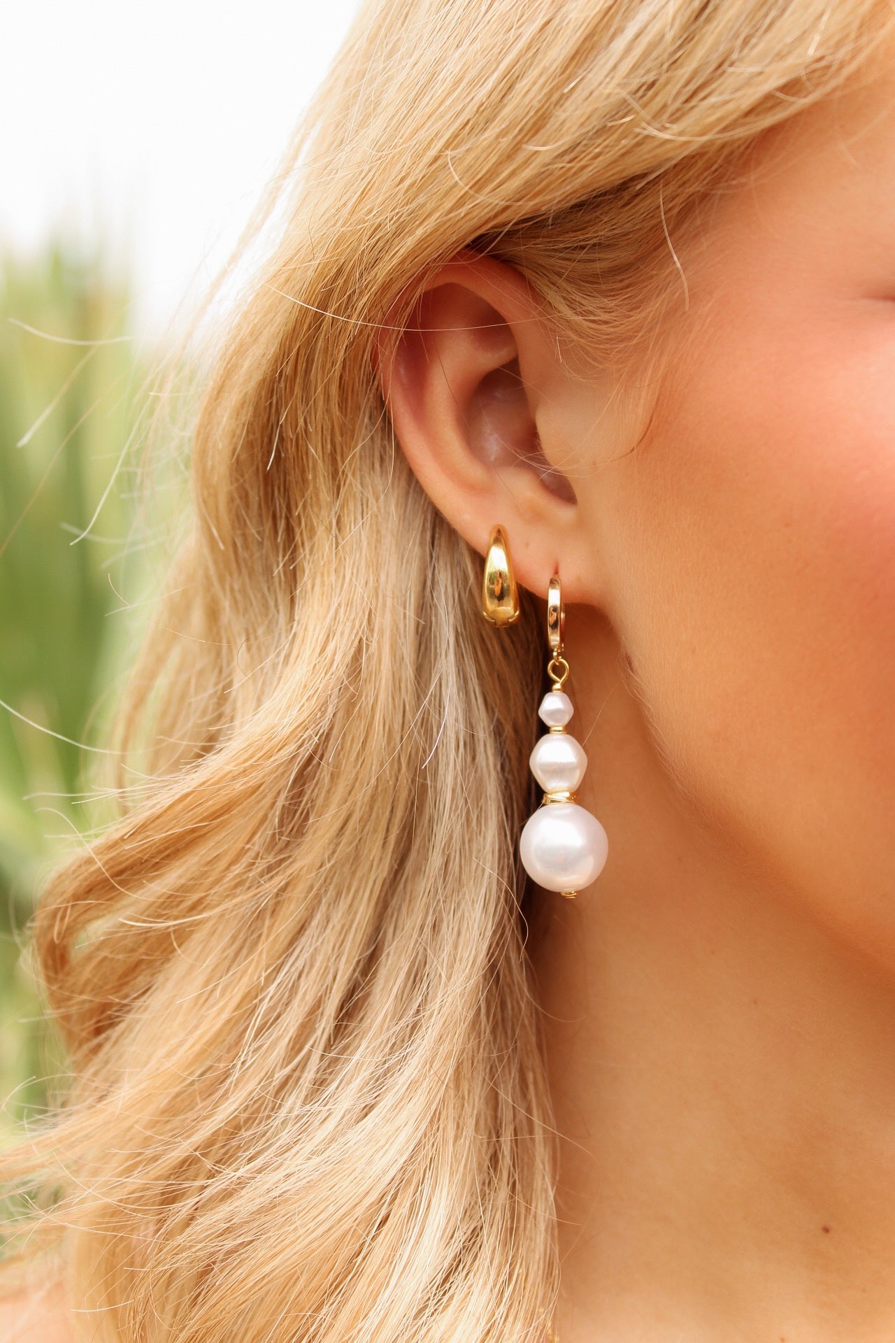 Graduated Pearl Drop Earrings - White