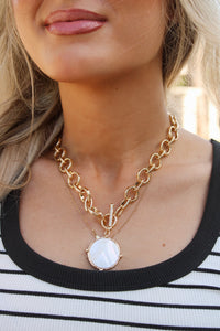 Round Pendant Chunky Chain Necklace - MOP