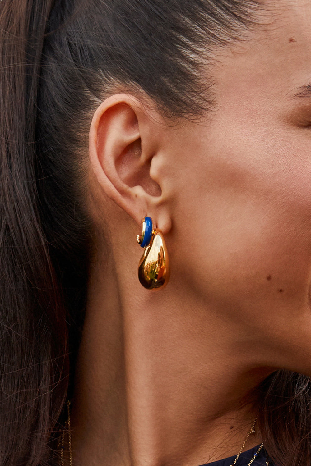 Kendra Scott: Ainsley Gold Huggie Earrings - Blue | Makk Fashions