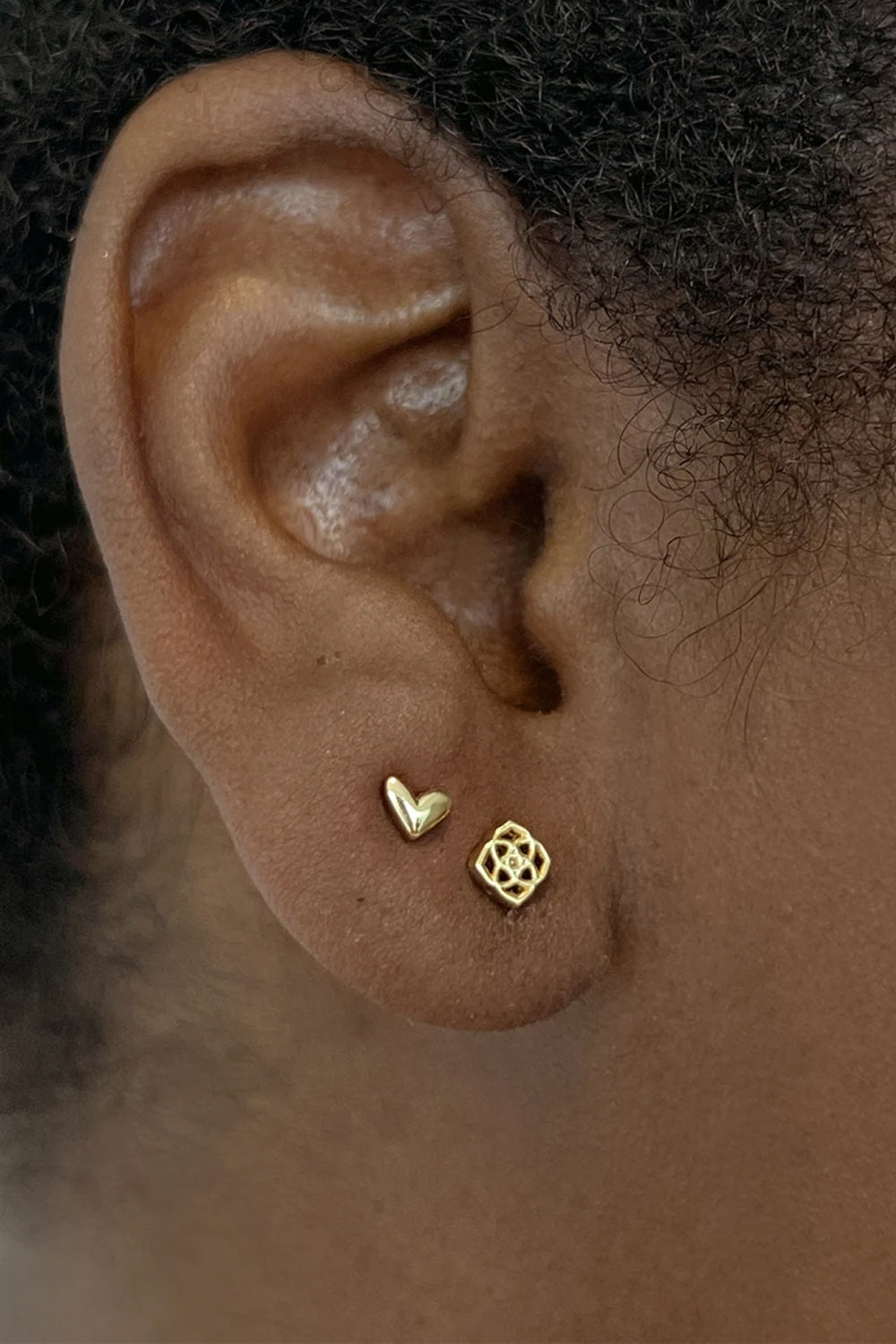 Kendra Scott: Dira Stud Earrings - Gold | Makk Fashions