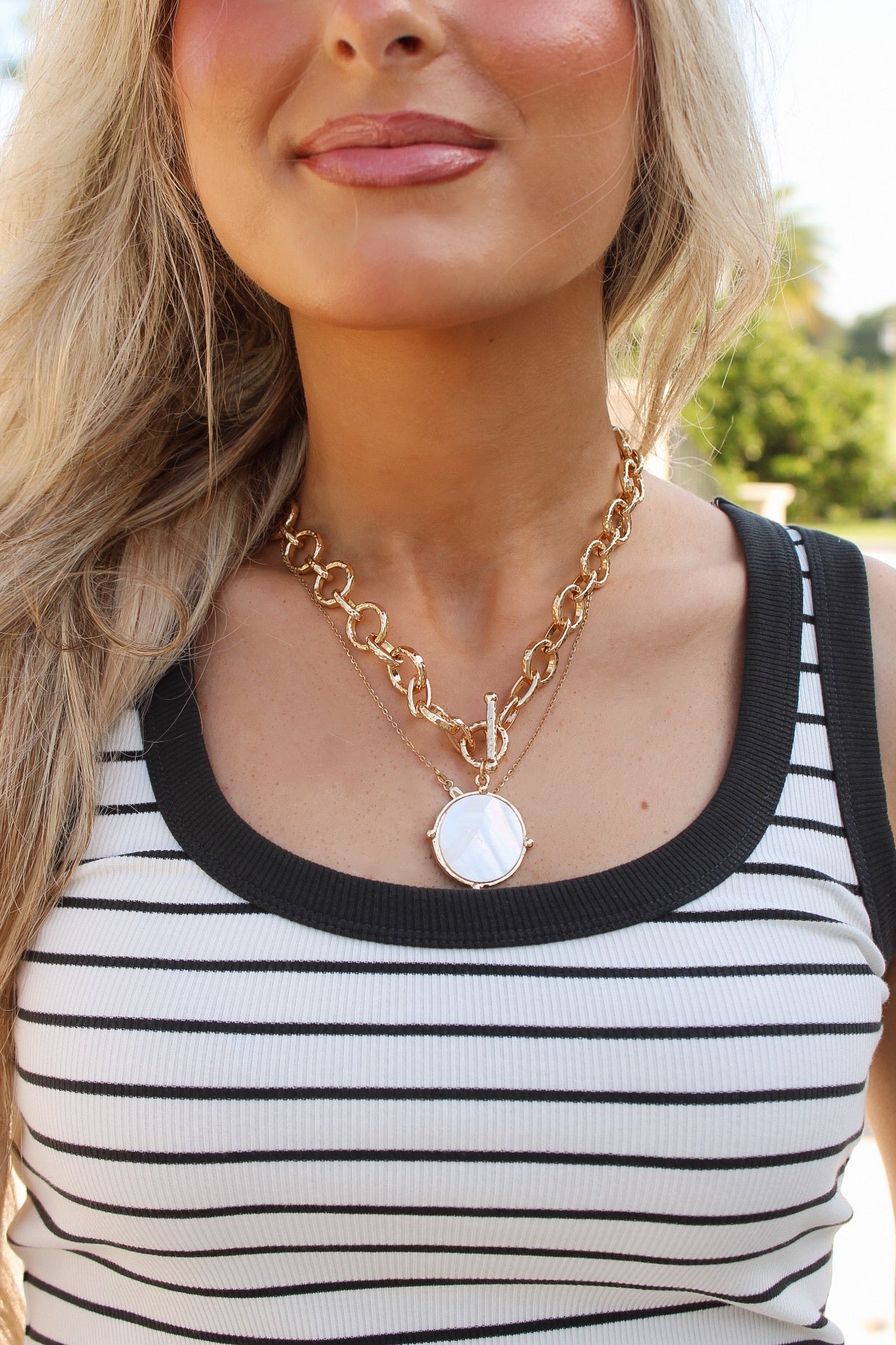 Round Pendant Chunky Chain Necklace - MOP