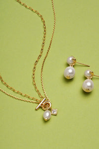 Kendra Scott: Eve Gold Multi Strand Necklace - White Pearl | Makk Fashions