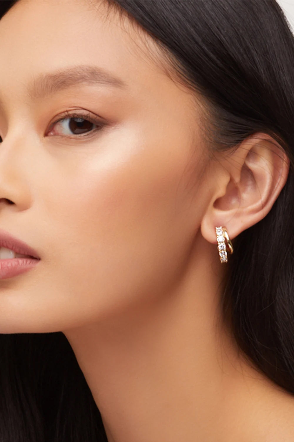 Kendra Scott: Livy Gold Huggie Earrings  - White Crystal | Makk Fashions
