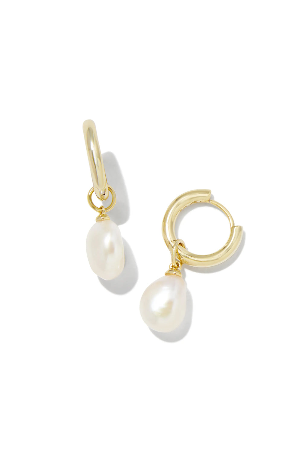 Kendra Scott: Willa Gold Pearl Huggie Earrings - White Pearl | Makk Fashions