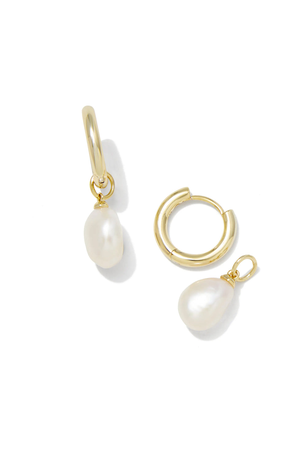 Kendra Scott: Willa Gold Pearl Huggie Earrings - White Pearl | Makk Fashions