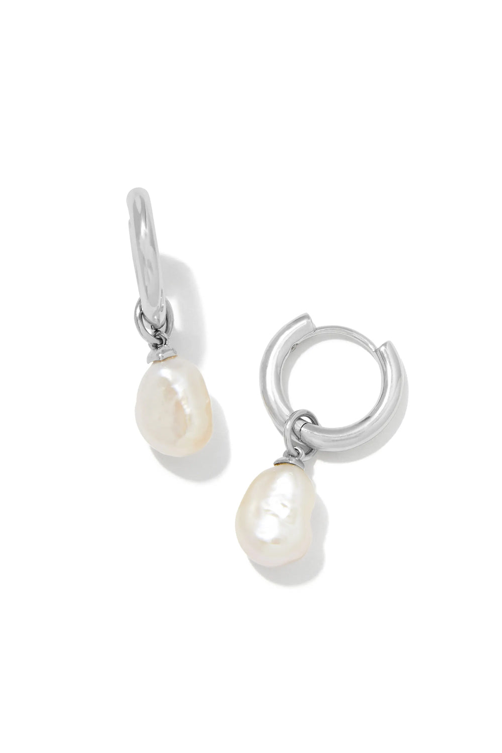 Kendra Scott: Willa Silver Pearl Huggie Earrings - White Pearl | Makk Fashions