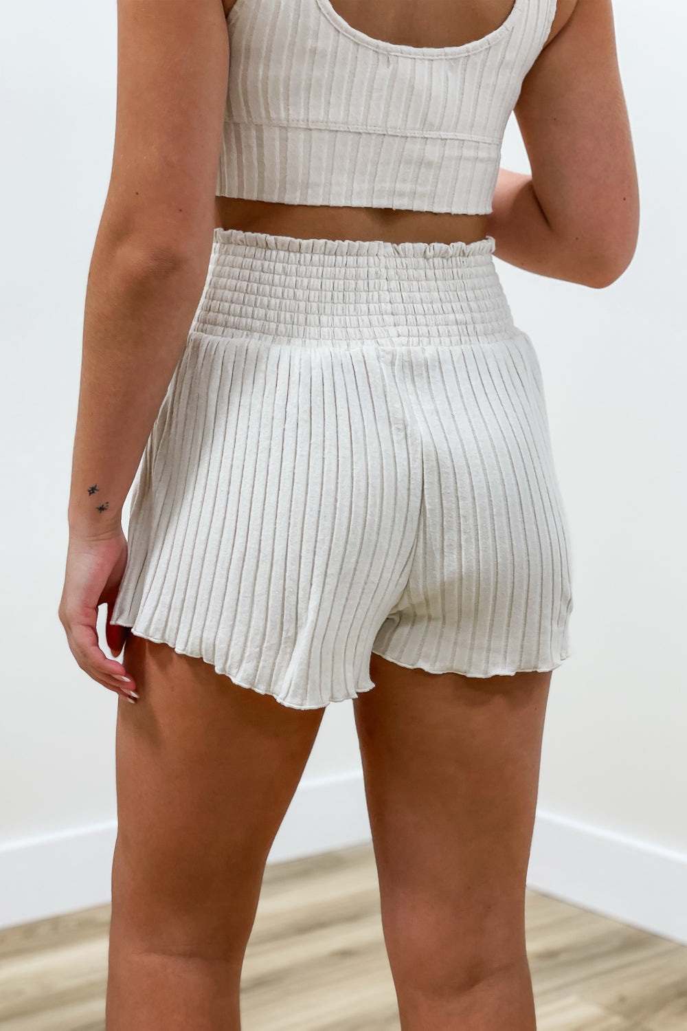 Z Supply: Dawn Smocked Rib Shorts - Light Oatmeal Heather | Makk Fashions